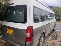 Minibus chinois d'occasion Jinbei Hiace 18 places, toit haut, pour transport de passagers, moteur essence, année 2017, conduite à gauche