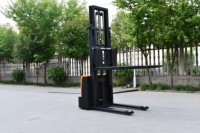 Chariot élévateur électrique autoporté robuste de 1,5 à 2 tonnes pour allées étroites, équipement de manutention de matériaux, transpalette autoporté