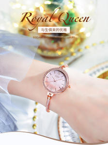 Montre pour femme à l'esprit scintillant de Noël, bracelet minimaliste compact, étanche, quartz - Product Image 3