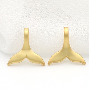 Venta al por mayor de la fábrica tonto chapado en oro 14K chapado en oro de latón de cola de pescado en forma de encanto - Product Image 1