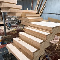 Escalier flottant avec poutre en acier dissimulée, marches en bois massif, garde-corps en verre sans cadre, design à marches ouvertes, moderne et minimaliste