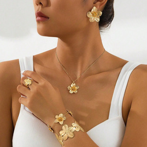 Conjunto de joyería de flores de moda de Europa y Estados Unidos, colgante de <span class=keywords><strong>estambre</strong></span> de oro caliente, collar, pulsera, pendientes, conjunto de 3 piezas - Product Image 1