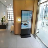 Écran publicitaire LCD haute définition au sol avec panneau d'affichage commercial tactile HD pour affichage de magasin de détail