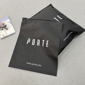 Sacchetti con Cerniera in Polietilene <span class=keywords><strong>Nero</strong></span> Opaco Ecologici con <span class=keywords><strong>Logo</strong></span> Personalizzato, Buste con Chiusura a Zip per Abbigliamento - Product Image 4