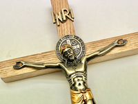 Crucifix croix en bois Jésus suspendu religieux inspirant INRI