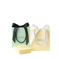 Sacs en papier cartonné cosmétique personnalisés recyclables avec logo imprimé Emballage Sacs cadeaux en papier texturé de luxe avec poignée