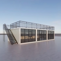 Cette maison préfabriquée présente des murs en verre et une terrasse sur le toit pour une vie moderne avec intégration de la technologie de la maison intelligente