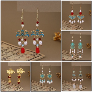 Nouvelles <span class=keywords><strong>boucles</strong></span> <span class=keywords><strong>d</strong></span>'oreilles pour femmes en alliage plaqué or de style chinois vintage avec papillon, goutte <span class=keywords><strong>d</strong></span>'eau, imitation perle et pompon - Product Image 3
