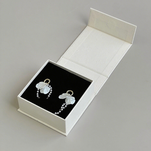 Boîte d'emballage en papier pour bijoux en gros, logo personnalisé en relief, <span class=keywords><strong>bracelet</strong></span>, collier, boucles d'oreilles, bague, boîte à bijoux magnétique à rabat - Product Image 5