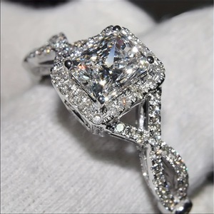 Elegante Anello da Donna Stile Sposa con Pietra Scintillante, Gioiello Ispirato all'Anello di Fidanzamento per Matrimoni, Feste e Uso Quotidiano - Product Image 1