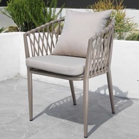 Chaise de salle à manger moderne d'extérieur en aluminium empilable et imperméable avec coussin pour hôtel, idéale pour les villas, patios et restaurants