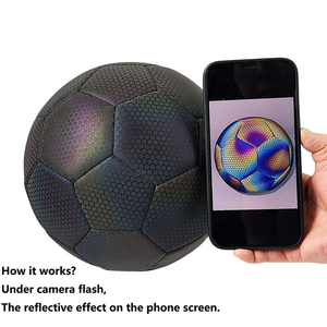 Balón de Fútbol Reflectante Holográfico Tamaño 5, Balón Brillante Reflectante para Juegos Nocturnos y Entrenamiento, Cuero PU Resistente - Product Image 3