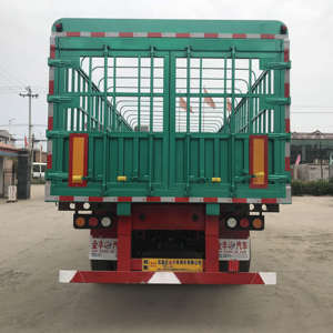 Semi-remorque de transport de bétail (bovins, ovins, volailles) à 3 essieux, 60 tonnes, avec ridelles latérales, à vendre - Product Image 3