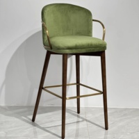 Mobilier de luxe léger pour la maison Hauteur de comptoir Tissu de velours vert Tabourets de bar pour restaurant Café Chaises en métal à sièges hauts pour la cuisine