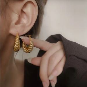 Pendientes de Aro Geométricos Grandes y Brillantes de Acero Inoxidable con Baño de Oro de 18K para Mujer - Product Image 5