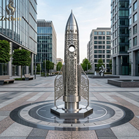 Sculpture de fusée spatiale moderne en acier inoxydable poli miroir, grande taille, pour l'extérieur, idéale pour les places urbaines et les monuments.
