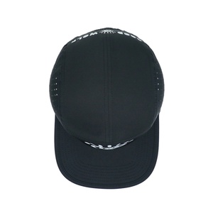Casquette sportive 5 panneaux noire en tissu imperméable avec logo personnalisé en caoutchouc, style urbain, protection solaire extérieure, visière plate, toutes saisons - Product Image 4