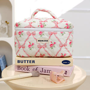 กระเป๋าเครื่องสำอาง Beenlove ลายดอกไม้แบบควิลท์ กระเป๋าใส่เครื่องสำอางพกพา กล่องจัดเก็บอุปกรณ์เสริมความงามสำหรับผู้หญิง - Product Image 1