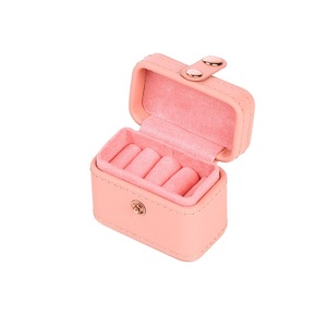 Boîte à bijoux portable en cuir PU avec logo personnalisé, mini boîte de rangement pour bagues, boucles d'oreilles, colliers et bracelets - Product Image 2
