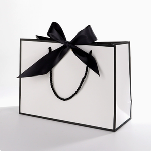 Bolsa de regalo de papel blanco de lujo con asas retorcidas negras y cinta, estilo de lujo, bolsa plana estándar para uso en regalos y manualidades. - Product Image 1