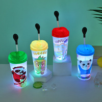 Prix de gros DINOSAUR Design lumière LED 600ml Gobelet froid en plastique sans BPA gobelet à boire directement pour couvercle de paille pour boisson