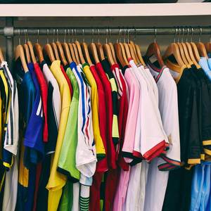 เสื้อฟุตบอลแขนสั้นลายทางรุ่นพิเศษสำหรับครอบครัว ดีไซน์ทีมชาติเก่า สำหรับการแข่งขัน - Product Image 1