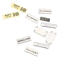 Badges métalliques durables, haute résistance, surface résistante, logo gravé au laser personnalisé pour baskets, sacs, bracelets, maillots de bain