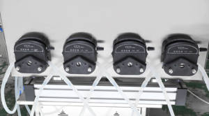 Ligne de remplissage automatique d'huiles essentielles parfumées avec machine de bouchage, de scellage et d'alimentation automatique des bouchons - Product Image 6