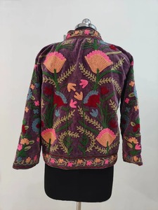 Venta al por mayor chaqueta Suzani de terciopelo bordada a mano con patrones florales detallados y colores ricos a un precio asequible - Product Image 3