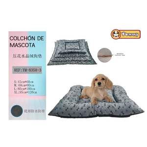 Set di 4 Tappetini per Cani in Velluto Cristallo Goffrato con Ossa e Impronte Grigie per Letti per Animali - Product Image 2