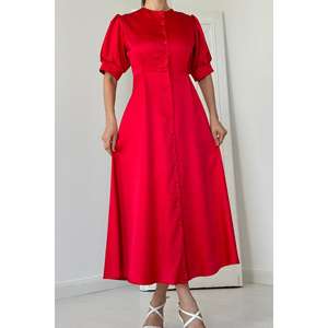Robe en satin rouge en gros avec fermeture à boutons et motif imprimé élégant et décoratif - Product Image 3