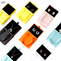Petit emballage de bijoux de luxe boîte-cadeau en velours avec conception de logo imprimé personnalisé avec gaufrage pour collier bague montre