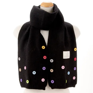 Bufanda larga de poliéster 100% con botones, color liso y lunares, accesorio clásico de primavera para adultos. - Product Image 2