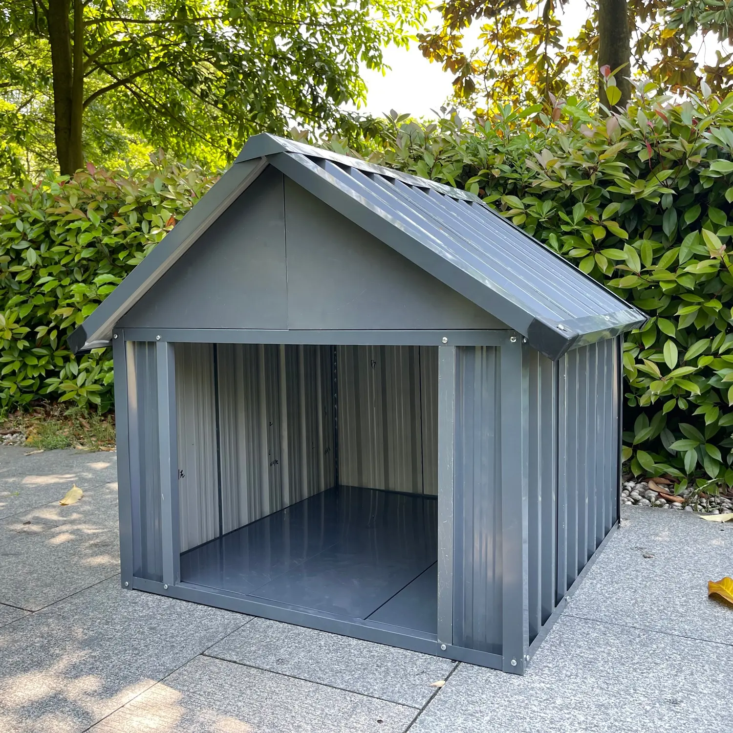 Metal köpekler ev Pet House için açık özelleştirilmiş OEM kemer gri fiyat açık büyük ahşap Pet House özel ahşap nefes
