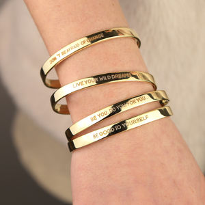 Bracciale Aperto Minimalista Placcato Oro Lucidato, Bracciale <span class=keywords><strong>a</strong></span> Fascia Impilabile con Messaggio Inciso, Regalo per <span class=keywords><strong>San</strong></span> <span class=keywords><strong>Valentino</strong></span> - Product Image 2