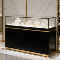 Vitrine de présentation de bijoux de luxe en verre avec cadre doré, armoire à deux portes, éclairage LED intégré, noir mat, pour boutique de détail
