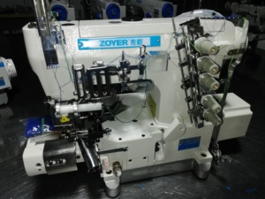 Máquina de coser interlock Zoyer 600-33DA de cama cilíndrica con cortador lateral derecho, motor directo, cortahilos automático y dispositivo para elásticos - Product Image 3