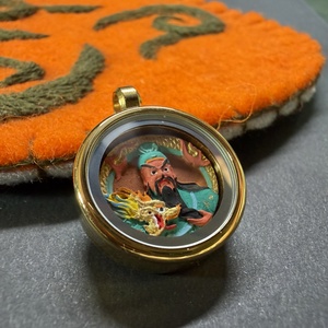 ภาพวาดทังก้าทิเบต 3 มิติ วาดด้วยมือ พร้อมเปลือกไทเทเนียมสตีล เครื่องรางเสริมความมั่งคั่งและความอุดมสมบูรณ์ขนาดเล็ก สำหรับเครื่องประดับและงานฝีมือ DIY - Product Image 4