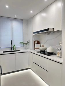 Armoires de <span class=keywords><strong>cuisine</strong></span> modernes en bois gris sans poignées avec un design de panneau bicolore, écologiques pour les cuisines urbaines ouvertes - Product Image 4