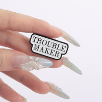 Noir Trouble Maker Lettre Broche Revers Badge Drôle Boîte De Dialogue Slogan Bijoux Épingles En Émail Doux