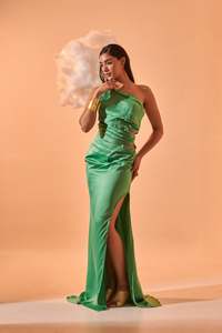 ชุดเดรสไหล่เดียวแบบจับจีบสำหรับผู้หญิง โดดเด่นด้วยทรงสวยหรู ผ้าเนื้อบางเบา สวมใส่สบาย และดีไซน์ทันสมัย - Product Image 4