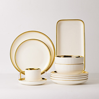 Service de table en céramique de luxe blanc avec bord doré, assiettes et bols rectangulaires côtelés pour la maison