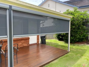 <span class=keywords><strong>PVC</strong></span>透明户外卷帘 - 防风拉链轨道电动遮阳帘，适用于露台阳台 - Product Image 3