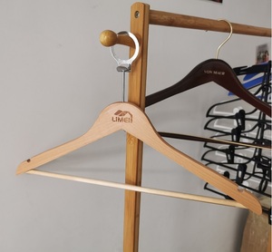 Cintre en bois d'hôtel d'anneau <span class=keywords><strong>antivol</strong></span> personnalisé en gros pour vêtements - Product Image 6