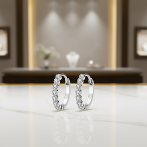 Pendientes Huggie de Oro Blanco, Plata 925 con Baño de Rodio, Cristales de Circonita, Engaste de Bisel, Clásicos para Uso Diario de Mujer - Product Image 2