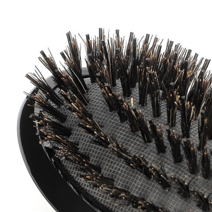 Brosse démêlante ergonomique en matériaux recyclés pour un soin quotidien doux et délicat - Product Image 6
