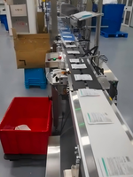 Collateur automatique haute vitesse pour la distribution et l'agencement des produits sur piste de course