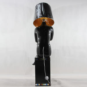 Mannequin de vitrine tendance avec tête en forme de lampe, <span class=keywords><strong>femme</strong></span> noire assise - Product Image 4