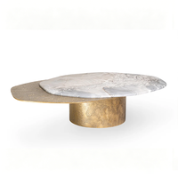 Table basse en marbre superposé Dream Home avec finition craquelée dorée et base cylindrique martelée dorée – Table d'appoint de luxe pour salon