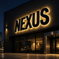 Enseigne murale personnalisée NEXUS 3D en lettres noires avec halo LED doré rétroéclairé